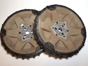 Husqvarna Hinterrad (gebraucht im 2er Pack) klein Rad komplett grau für Automower 305, 405x, 415x, 310, 315, 435x AWD - 5902173-01