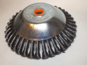 Verdrehte Unkrautb&uuml;rste aus Edelstahl mit 200 mm Durchmesser. Tellerb&uuml;rste mit 20 mm Aufnahme oder 25,4 mm ohne Innenring. Zur mechanischen Unkrautentfernung